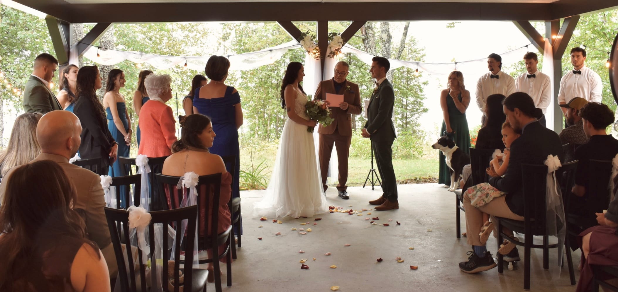 C&eacute;l&eacute;bration de mariage sur la terrasse ext&eacute;rieure